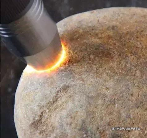 翡翠原石打灯荧光图解,翡翠原石的打灯主要是为了看什么？