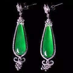 年轻人戴翡翠老气吗,佩戴翡翠是不是说明自己年纪大了？