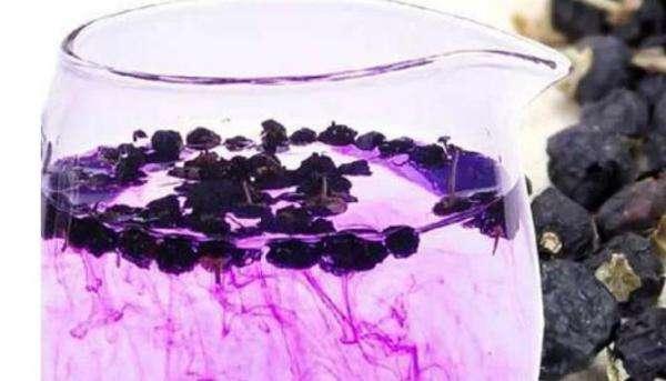 黑枸杞多少度的水泡，黑枸杞用不同的水泡呈现的颜色也不一样，这是为什么