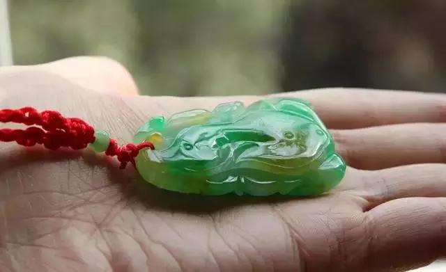 鉴定翡翠真假小妙招,翡翠拍照片能看出真假吗？怎么鉴定？