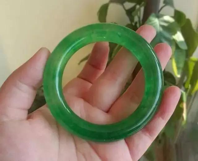 鉴定翡翠真假小妙招,翡翠拍照片能看出真假吗？怎么鉴定？