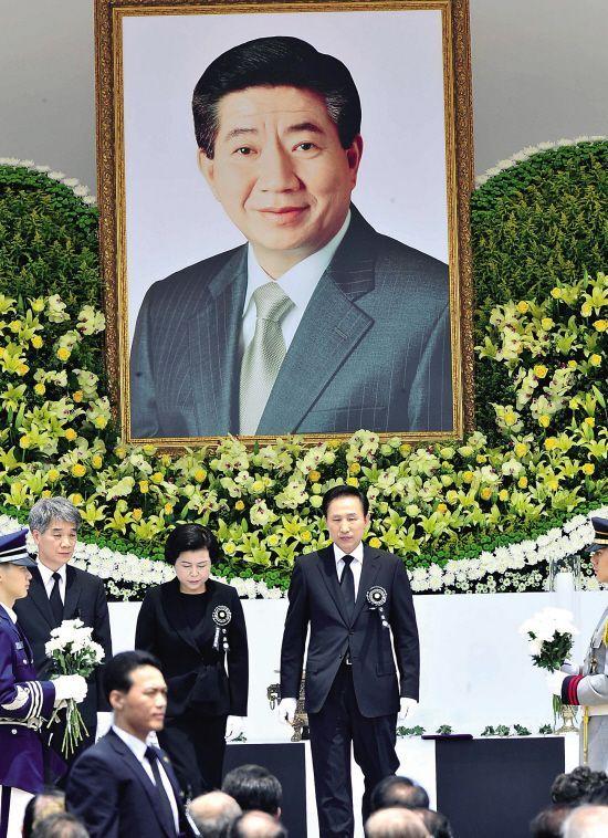 韩国历任总统:黑料越曝越多，韩国唯一“善终”总统李明博还能善终吗？