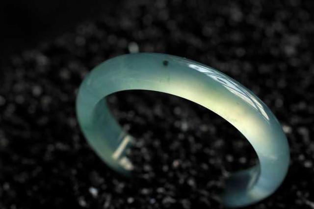 1万左右的翡翠手镯怎么挑选,这个翡翠镯子，一万值不值？