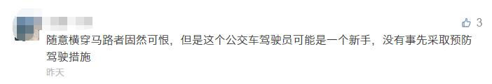 骑车翻车灵异事件:河南一公交车为躲自行车侧翻，骑车人淡定离开，怎么看？