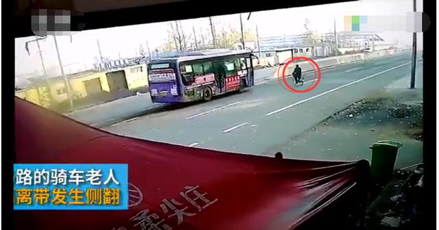 骑车翻车灵异事件:河南一公交车为躲自行车侧翻，骑车人淡定离开，怎么看？