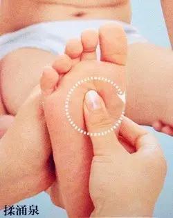 补肾推拿小指，婴儿睡觉出汗多就是生病了吗？