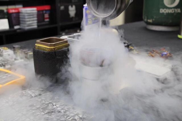 莱顿弗洛斯特现象:用零下196℃的液氮洗脸，脸会冻成冰块吗
