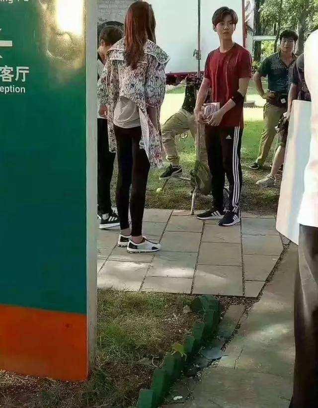 鹿晗图片:鹿晗身高被质疑，到底有没有关晓彤高啊？