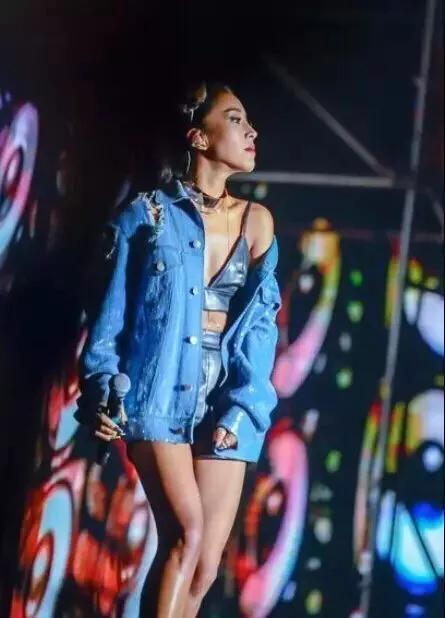 吉克隽逸家庭背景:肤色偏黑的人应该穿亮色衣服还是暗色衣服