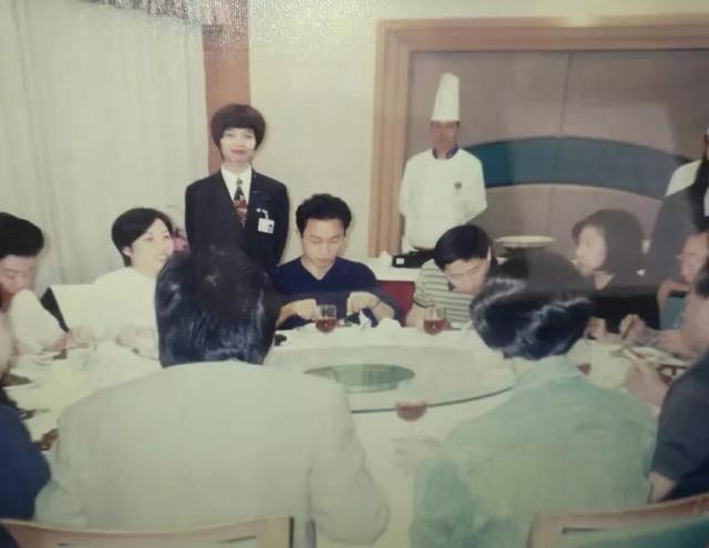 你和哪个香港大明星一起吃饭过？