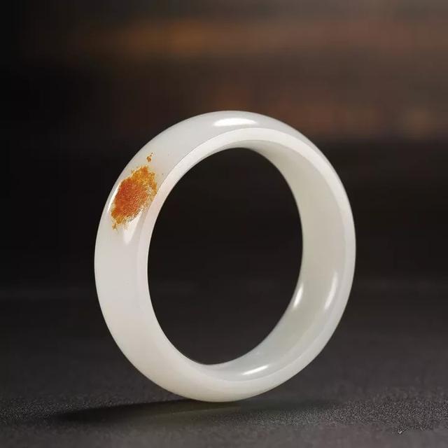 新疆碧玉手镯,和田玉碧玉手镯如何保养？