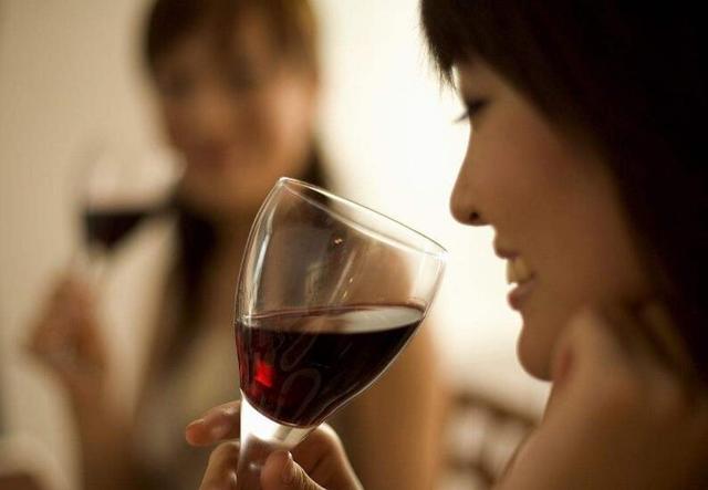 红酒洗澡的好处，红酒或葡萄酒对人体健康的优缺点有哪些？