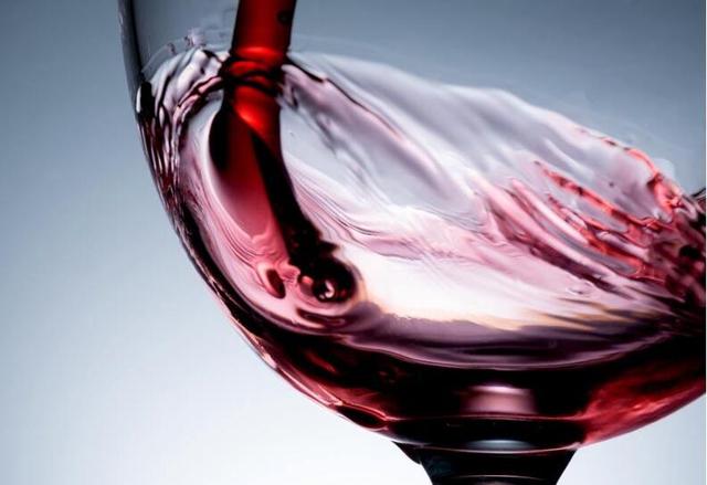 红酒洗澡的好处，红酒或葡萄酒对人体健康的优缺点有哪些？