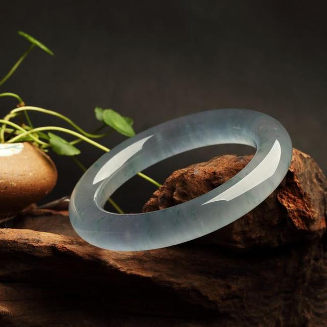 翡翠如何保养,翡翠玉吊坠如何佩戴和保养？