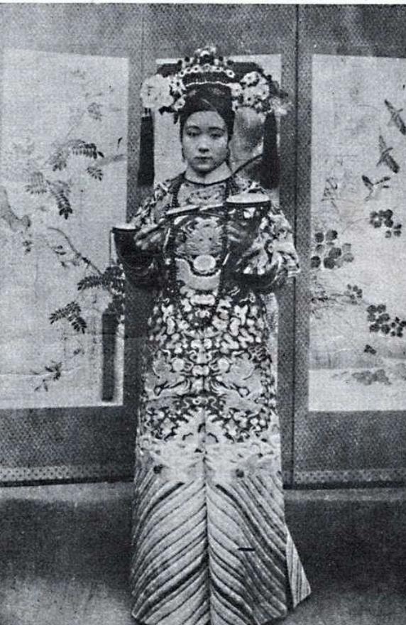 清朝宫女照片吓人，清朝的妃子并不丑，是什么掩藏了她们的颜值