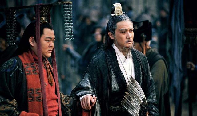 《三国演义》中到底是郭嘉不死诸葛不出,还是卧龙出世吓死郭嘉？