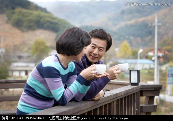 网帖称90后男女活剥小狗:夫妻为什么叫“两口子”？