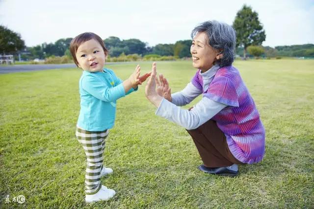 新生儿佝偻病:新生儿佝偻病能治愈吗 婴儿补维生素D好，还是补维生素AD好？