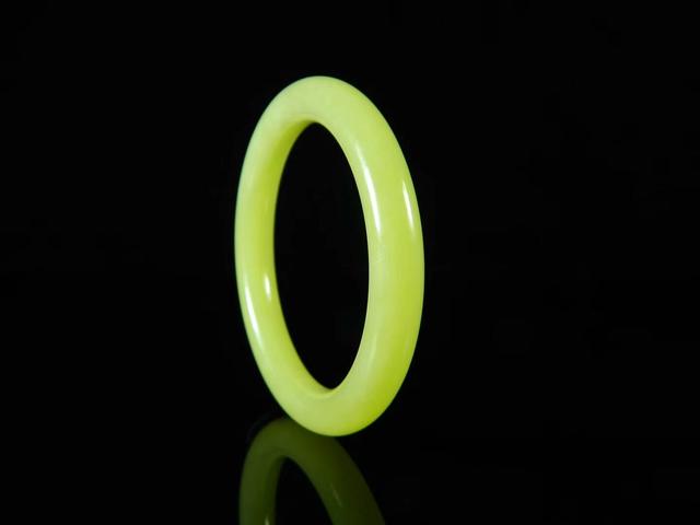 和田玉手镯图片大全集,女士想收藏和田玉手镯怎么选？