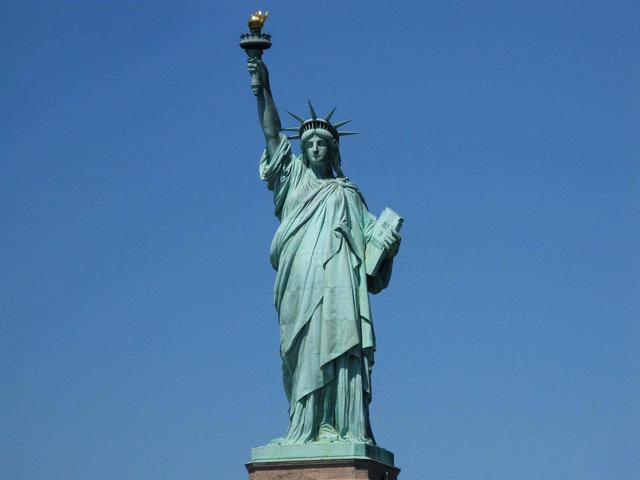 美国自由女神像是在法国建造完成的吗？