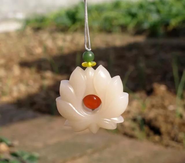 粉色的玉手镯是什么玉 ,和田玉有粉色的吗，好看吗？