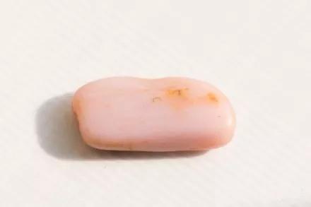 粉色的玉手镯是什么玉 ,和田玉有粉色的吗，好看吗？