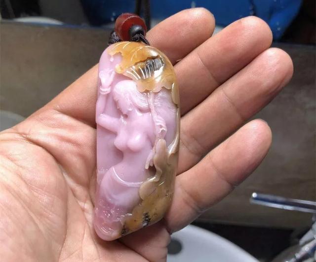 粉色的玉手镯是什么玉 ,和田玉有粉色的吗，好看吗？