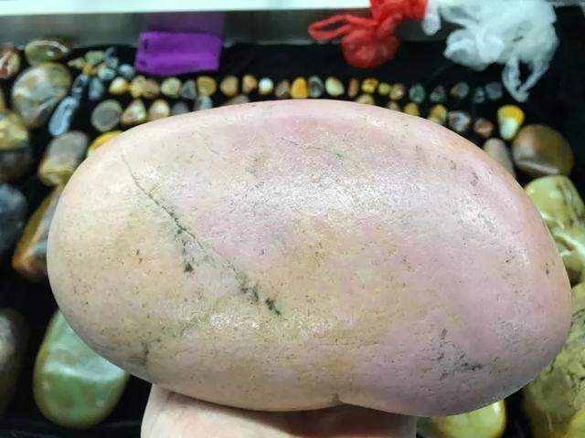 粉色的玉手镯是什么玉 ,和田玉有粉色的吗，好看吗？