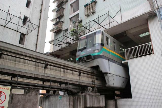 重庆轻轨穿楼而过:重庆轻轨穿楼而过，游客慕名而来，住在里边的居民是什么感受？
