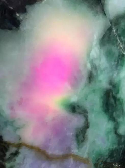 一亿翡翠原石切200亿,一刀切出大熊猫的翡翠原石是什么样？