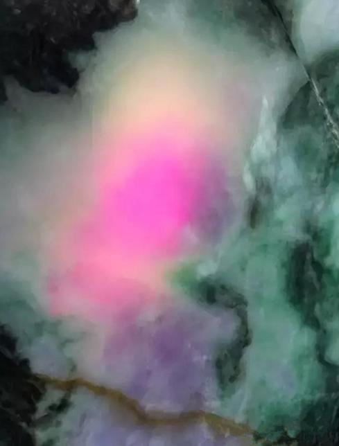 一亿翡翠原石切200亿,一刀切出大熊猫的翡翠原石是什么样？