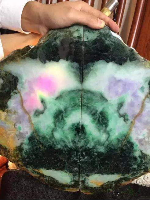 一亿翡翠原石切200亿,一刀切出大熊猫的翡翠原石是什么样？