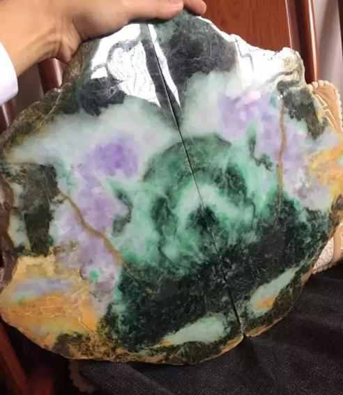 一亿翡翠原石切200亿,一刀切出大熊猫的翡翠原石是什么样？