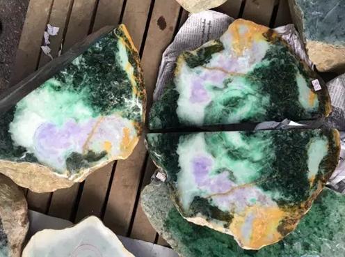 一亿翡翠原石切200亿,一刀切出大熊猫的翡翠原石是什么样？