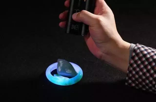 鉴定翡翠真假小妙招,鉴别翡翠，最简单的方法是什么？