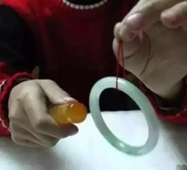 鉴定翡翠真假小妙招,鉴别翡翠，最简单的方法是什么？