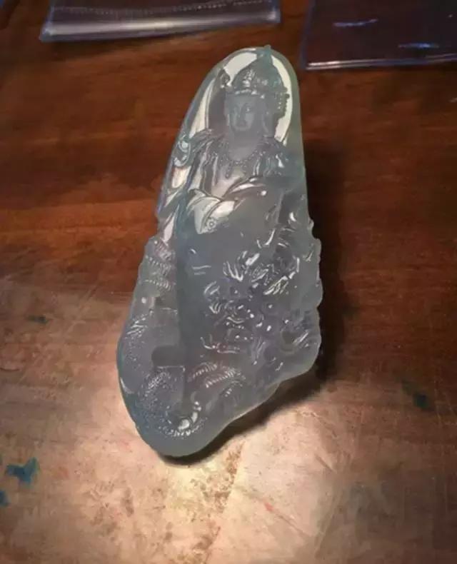 手电筒翡翠鉴别最直接方法,真假翡翠怎么分辨，怎么鉴定？