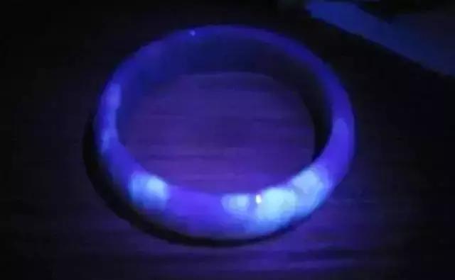 手电筒翡翠鉴别最直接方法,真假翡翠怎么分辨，怎么鉴定？