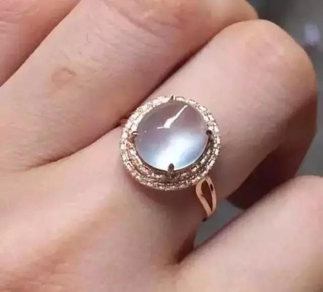 鉴定翡翠真假小妙招,鉴别翡翠，最简单的方法是什么？