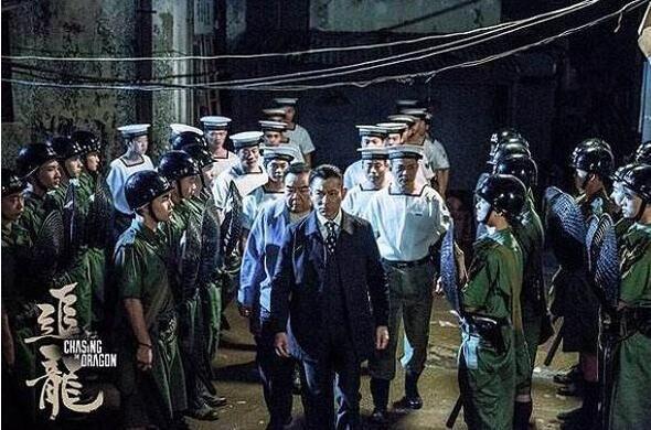 刘德华腿真的断了吗:《追龙》电影中，最后刘德华为什么打自己一枪？