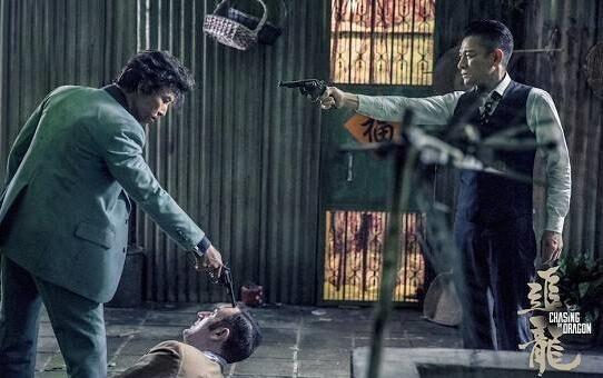 刘德华腿真的断了吗:《追龙》电影中，最后刘德华为什么打自己一枪？