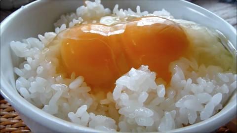日本人早上都吃什么，日本人吃的生鸡蛋拌饭难道吃起来不腥吗？