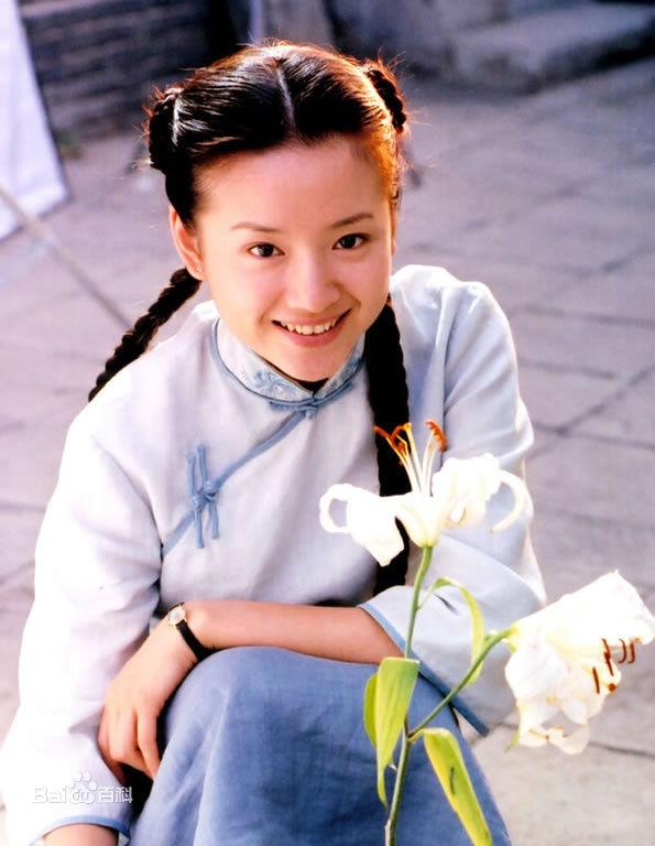 董洁的电视剧:董洁终于扛不住，在线求放过，离婚9年，为何潘粤明仍揪住不放？