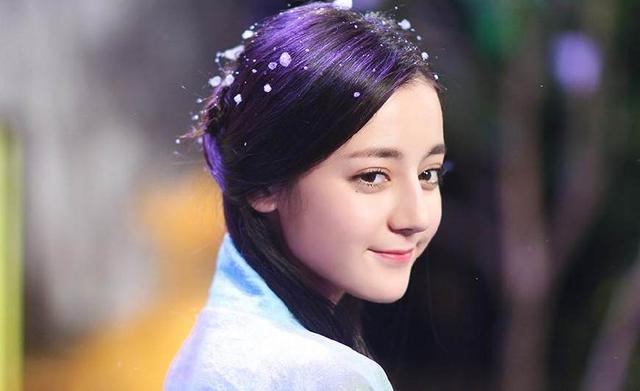 迪丽热巴和古力娜扎:迪丽热巴古力娜扎都红了，同样貌美的新疆小花麦迪娜为何火不起来