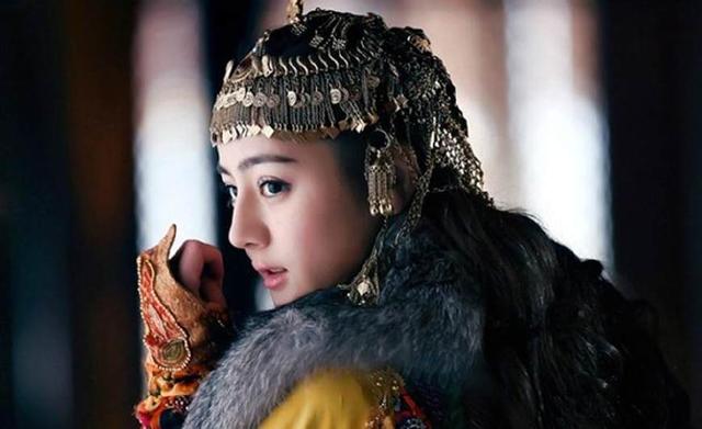 迪丽热巴和古力娜扎:迪丽热巴古力娜扎都红了，同样貌美的新疆小花麦迪娜为何火不起来
