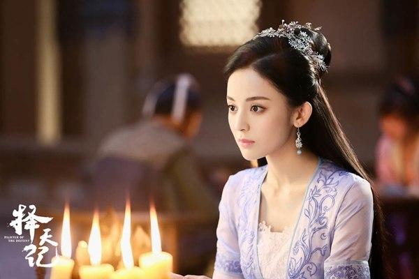 迪丽热巴和古力娜扎:迪丽热巴古力娜扎都红了，同样貌美的新疆小花麦迪娜为何火不起来
