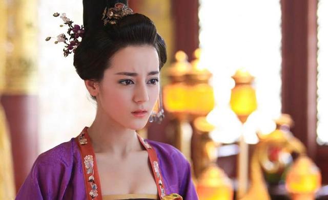 迪丽热巴和古力娜扎:迪丽热巴古力娜扎都红了，同样貌美的新疆小花麦迪娜为何火不起来