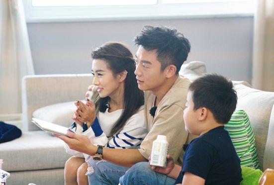 郑恺与女友秀恩爱:郑恺微博承认分手，为何此前还在节目中秀恩爱呢？