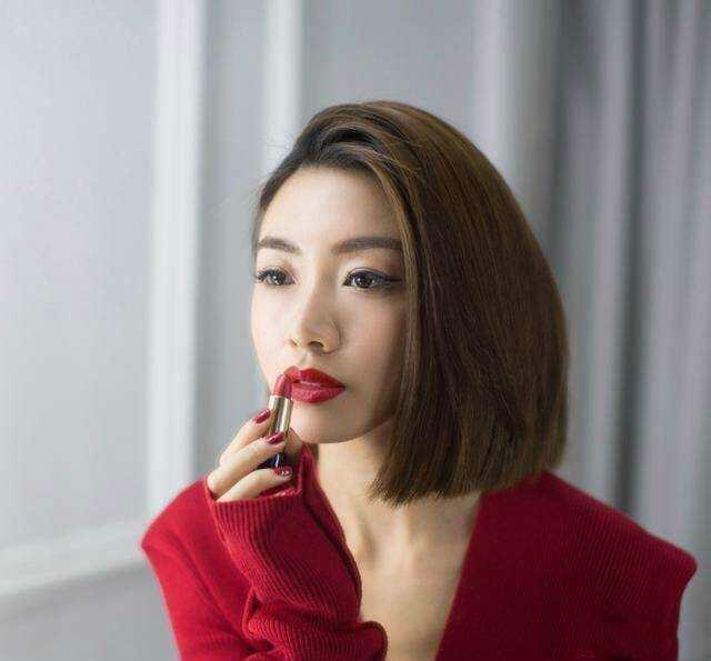 郑恺与女友秀恩爱:郑恺微博承认分手，为何此前还在节目中秀恩爱呢？