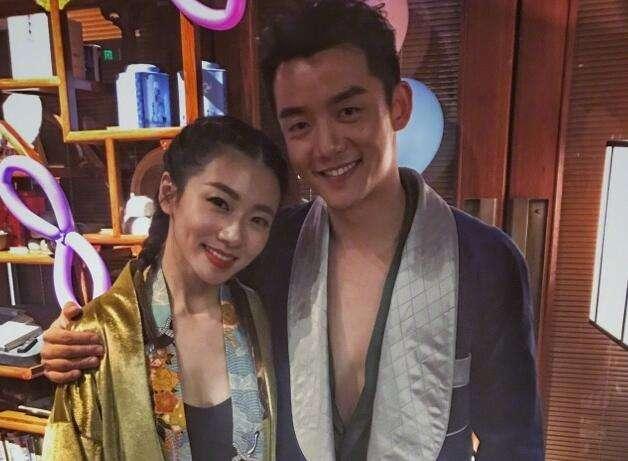 郑恺与女友秀恩爱:郑恺微博承认分手，为何此前还在节目中秀恩爱呢？